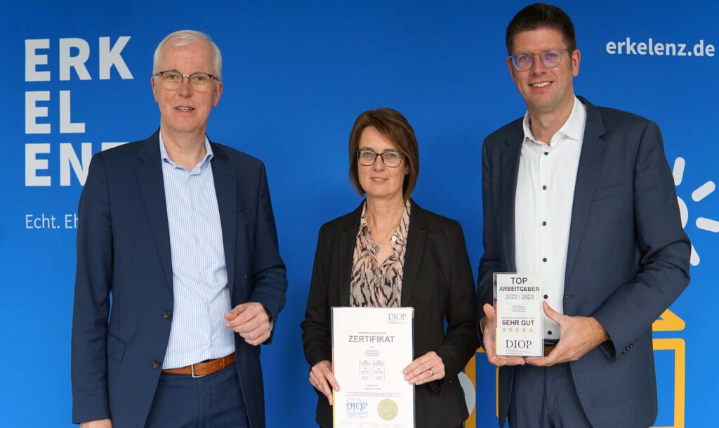 Bildunterschrift: (v.l.n.r.) Dr. Hans-Heiner Gotzen, Erster Beigeordneter der Stadt Erkelenz, Heike Arndt, Leitung des Personalamtes und Bürgermeister Stephan Muckel freuen sich über die Zertifizierung „TOP Arbeitgeber“.